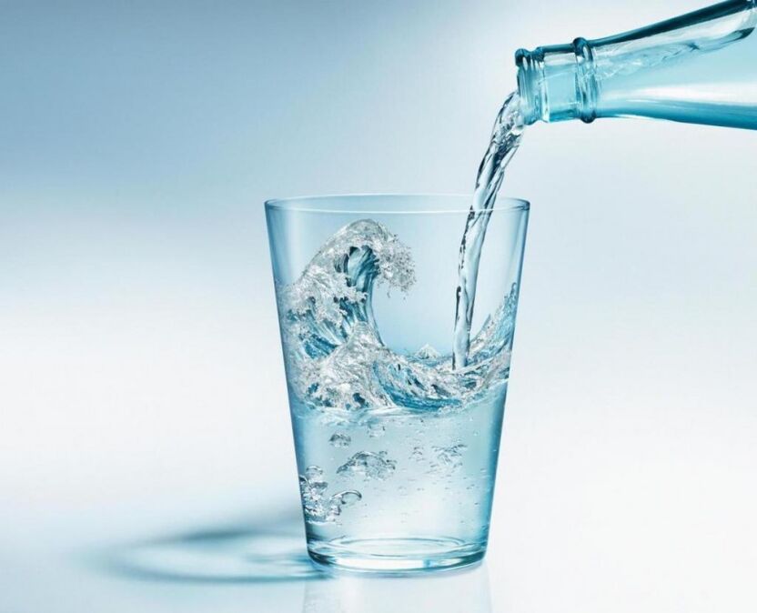 在饮酒饮食期间，需要喝大量清洁的水。