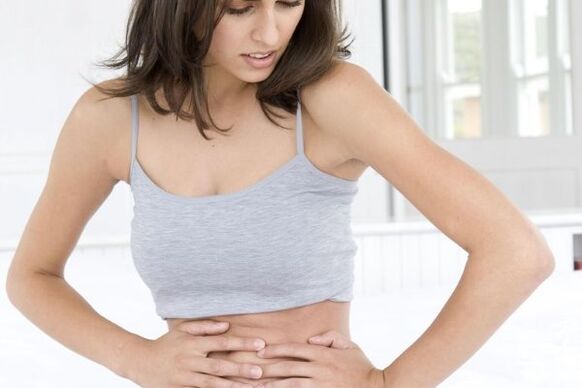 腹部疼痛是胰腺炎的最初可能症状之一。