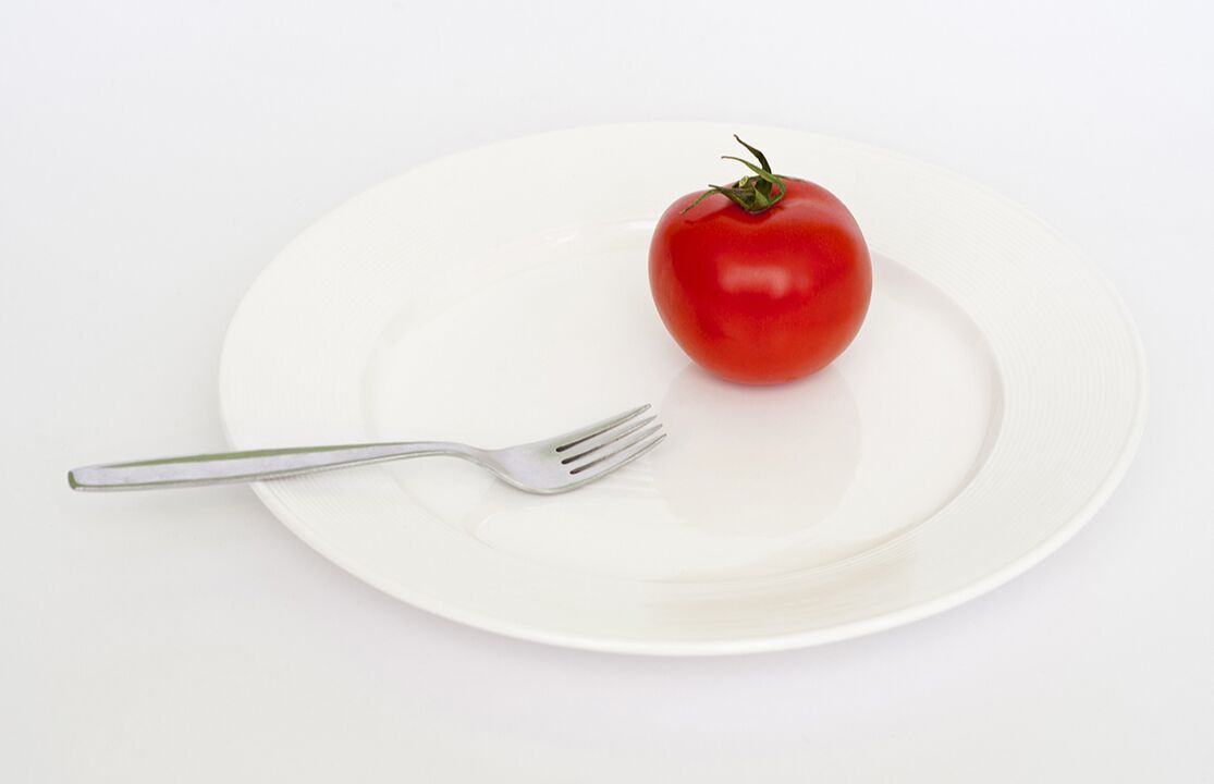 番茄用叉子放在盘子里